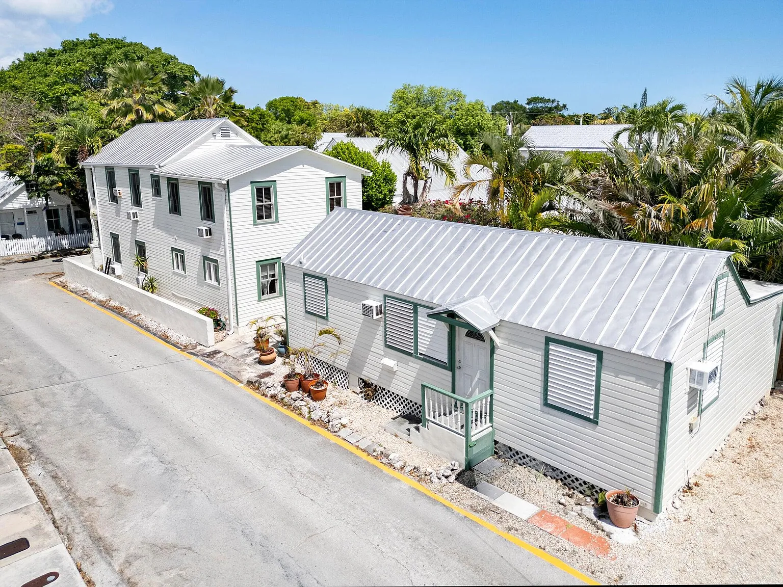 1 bed, 1.0 bath, 330 sqft, $2,500 — Photo 3
