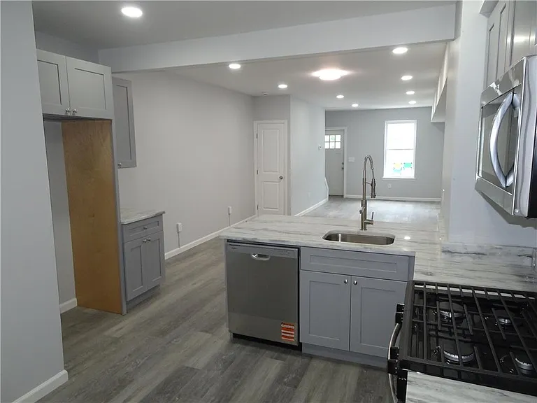 1535 E 7th St — Photo 5
