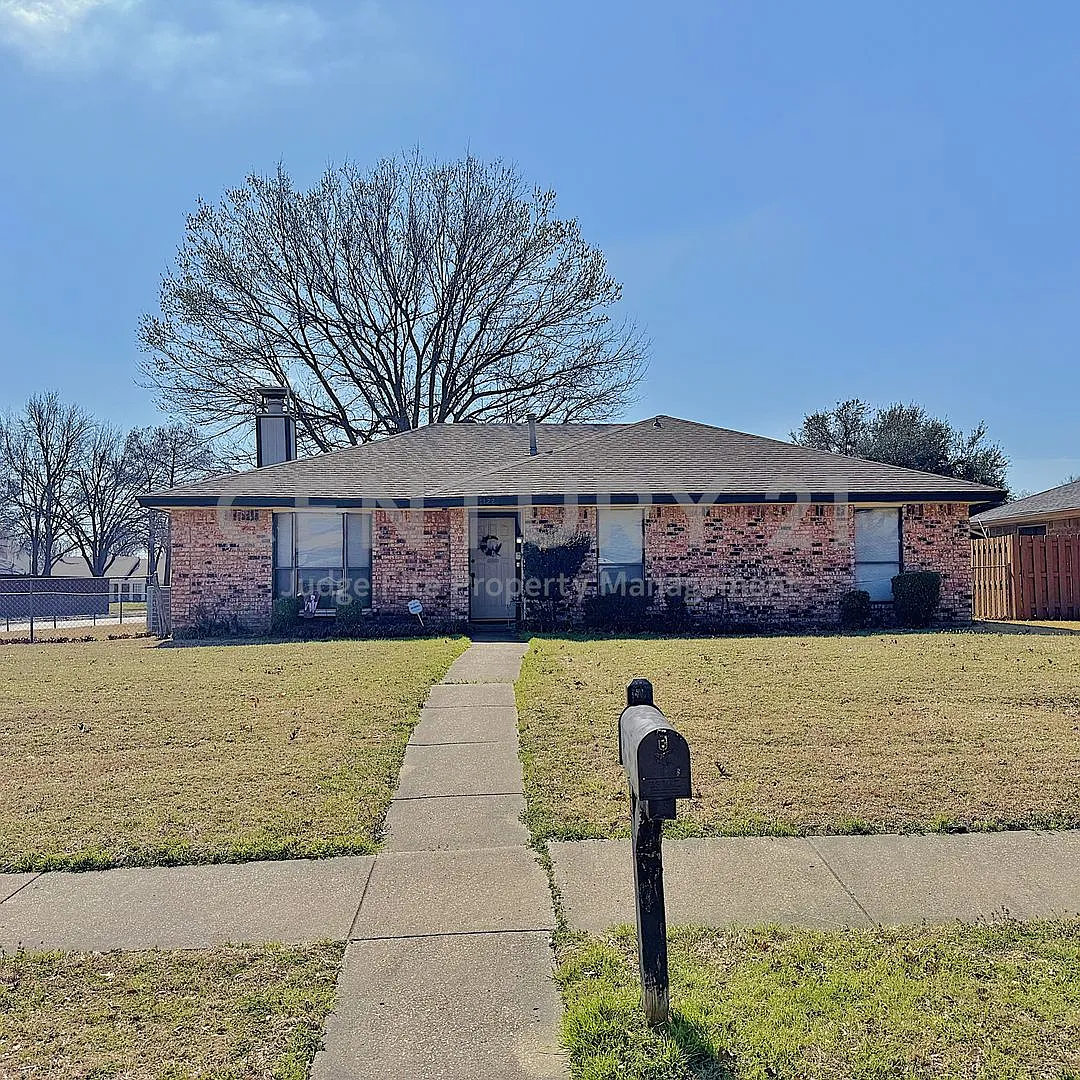 Charming 3/2/2 in Garland For Rent! — Photo 1