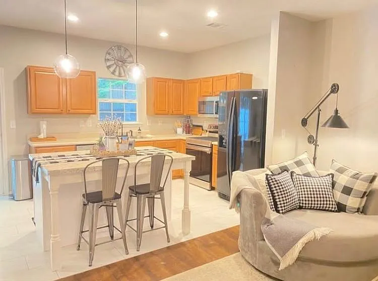 3 bed, 2.5 bath, 1642 sqft, $2,300 — Photo 3