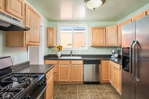 83 Carmel Ave — Photo 3