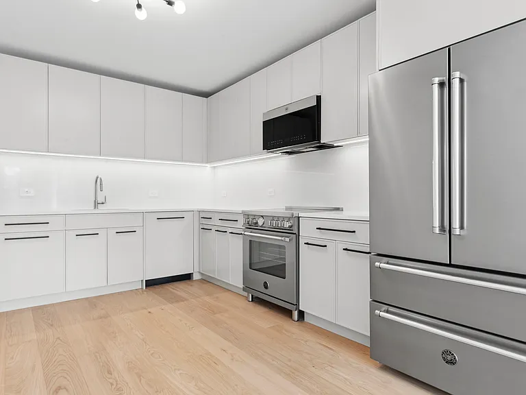 166 7th Ave #3 — Photo 4