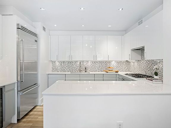 3rd image of 300 E 55th St APT 4A