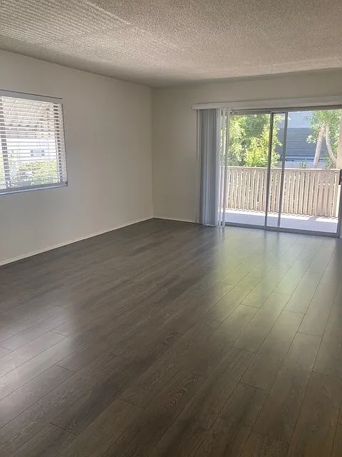 2 bed, 900 sqft, $3,085 — Photo 3
