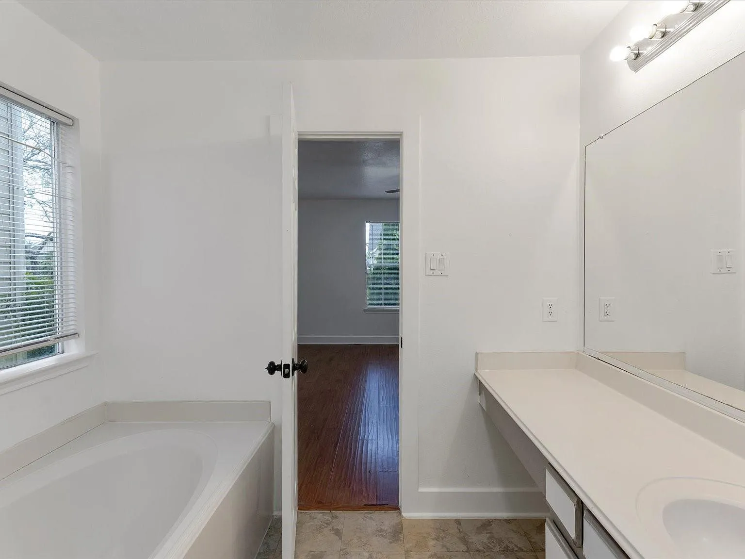 4 bed, 2.5 bath, 2140 sqft, $2,150 — Photo 4