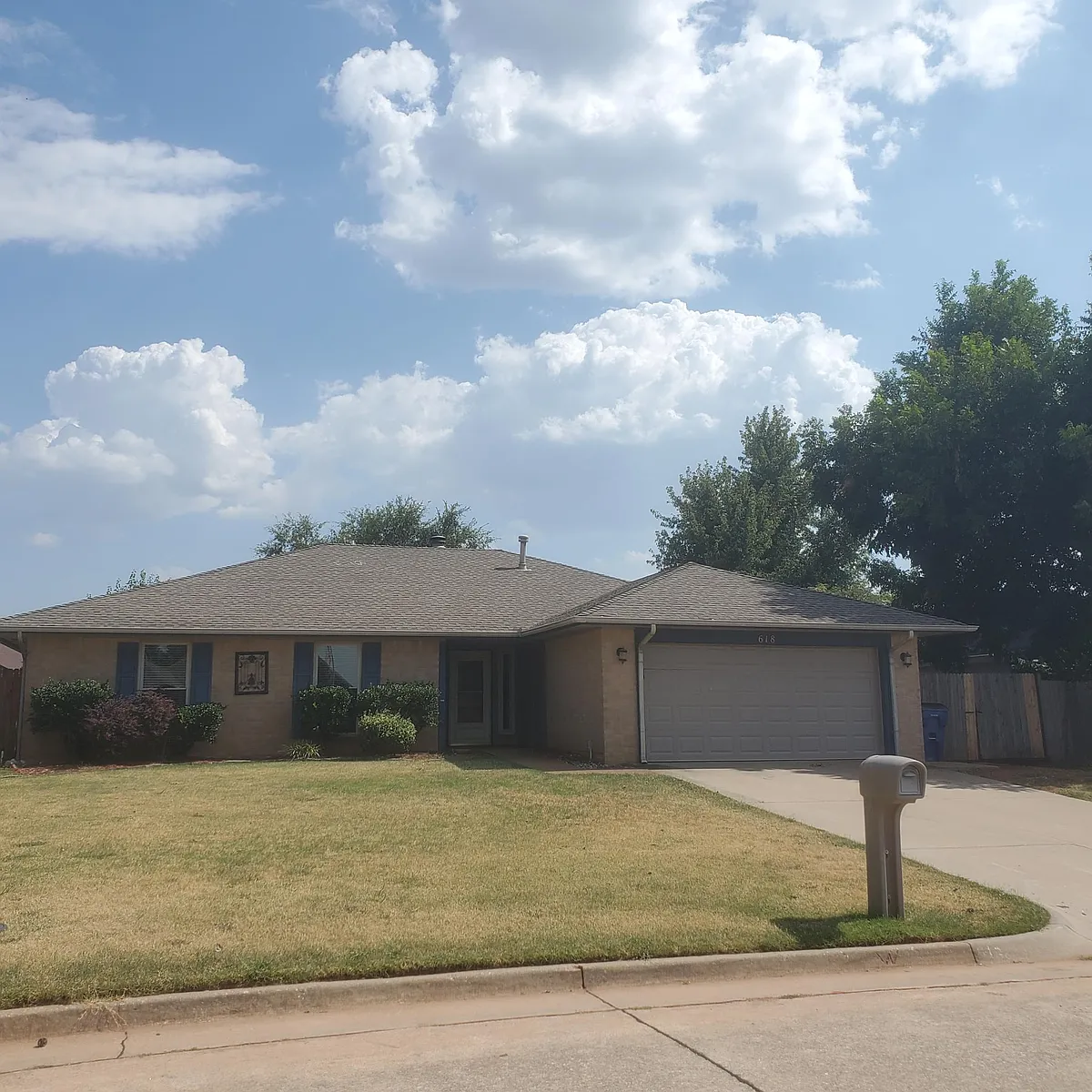 Front view - 618 N Oakwood Ter