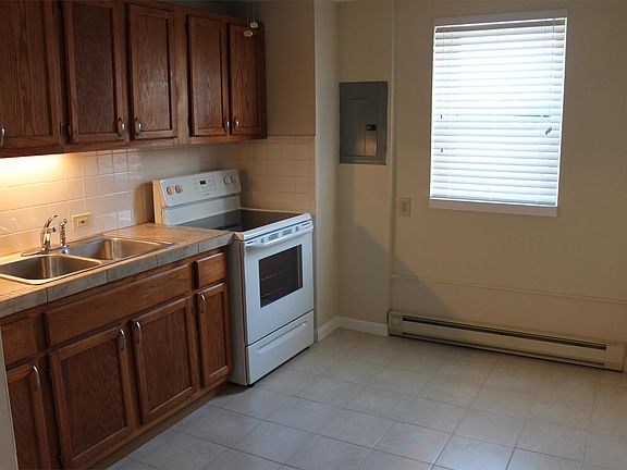 4th image of 253 1/2 E Erie Ave #6