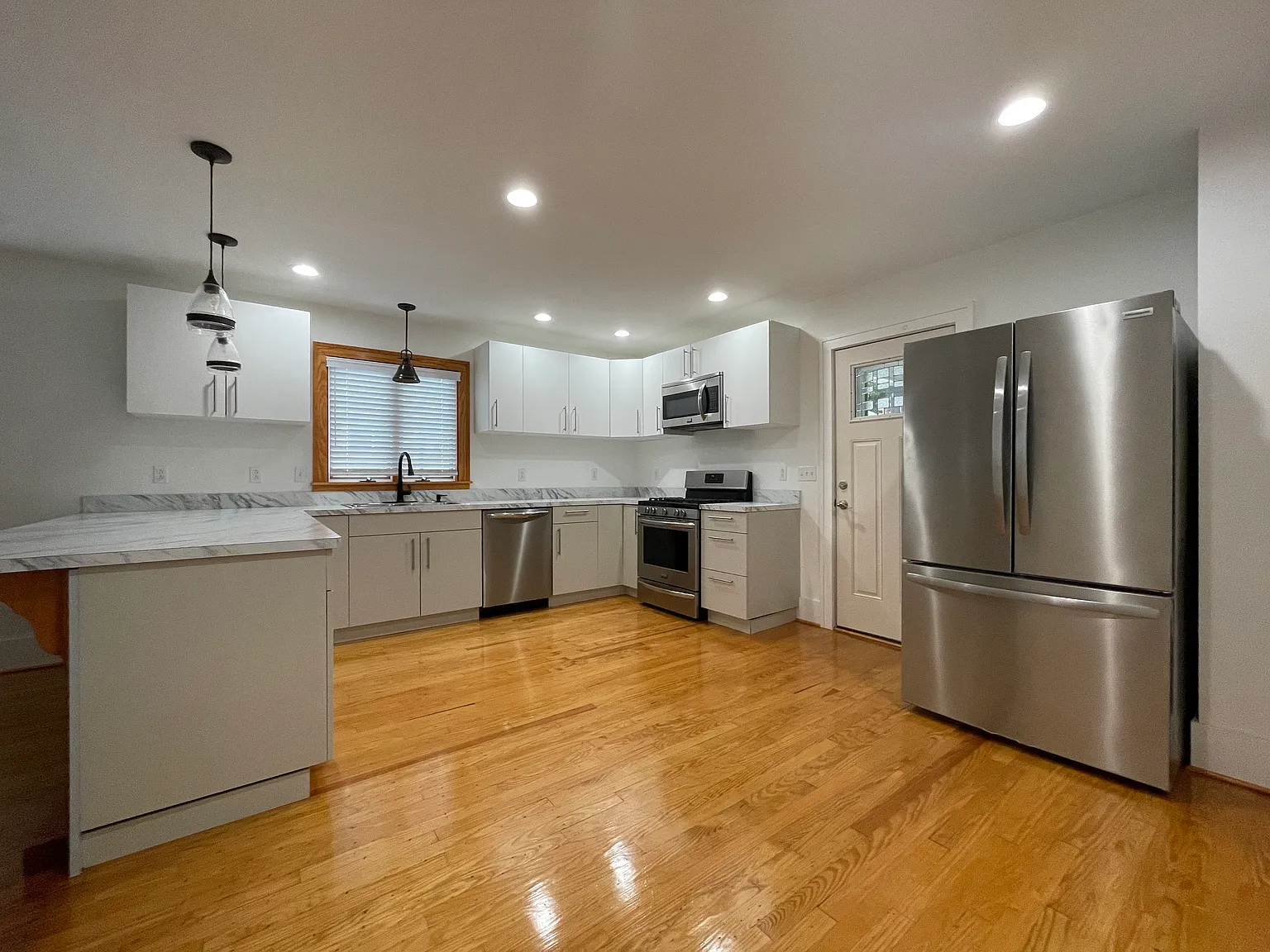 3 bed, 1.5 bath, 1600 sqft, $1,500 — Photo 2