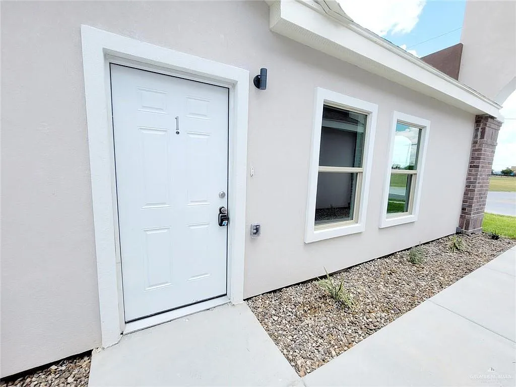 2808 Rosemary Dr — Photo 3