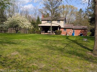 980 Oxbow Lake Rd, White Lake, MI 48386