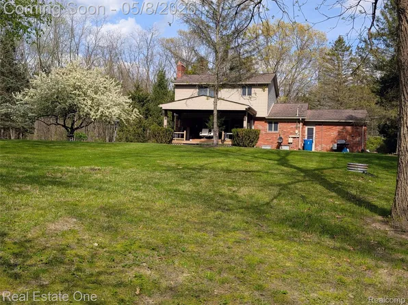 980 Oxbow Lake Rd, White Lake, MI 48386