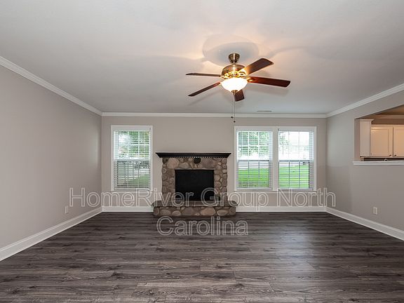 4th image of 313 Farm Springs Dr