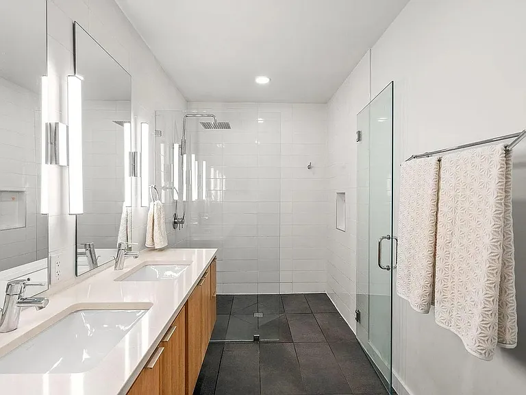 1322 E 12th St #406 — Photo 26
