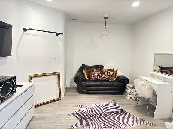 3rd image of 8986 Alexandra Cir