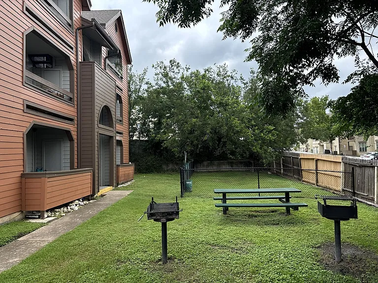 Hill Country Apartments — Photo 25