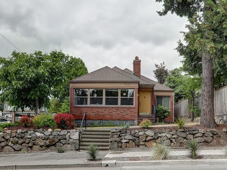 5515 35th Ave NE — Photo 1