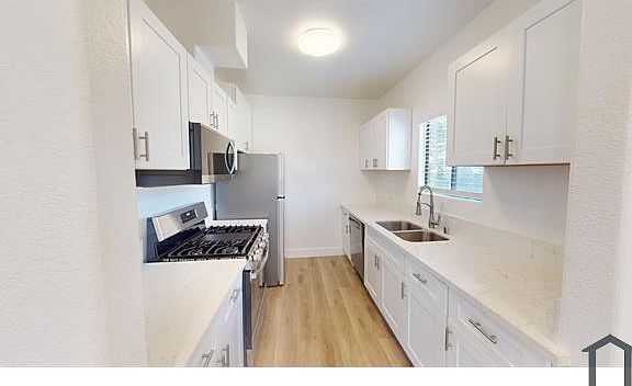 4th image of 5804 Woodman Ave #9
