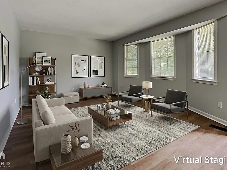 2624 Garry St — Photo 2