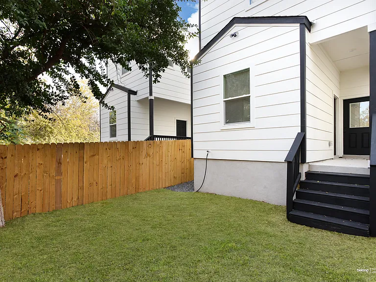 1727 E Crockett St — Photo 12
