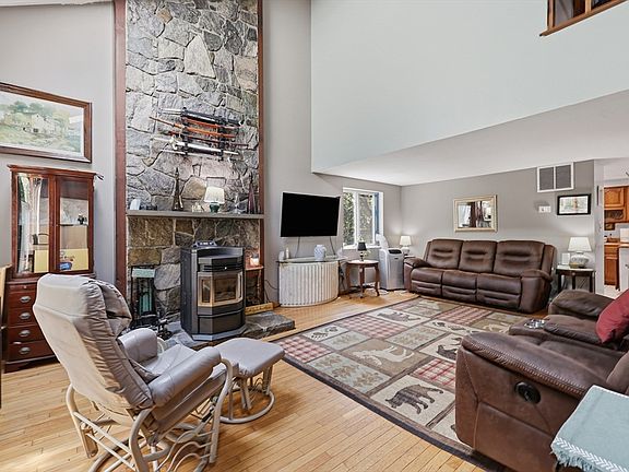 4th image of 10 Evergreen Dr
