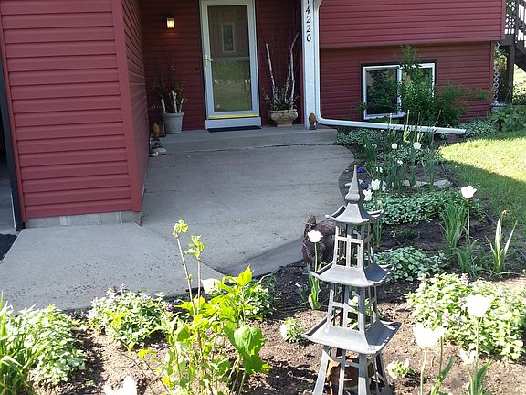 Front walkway garden