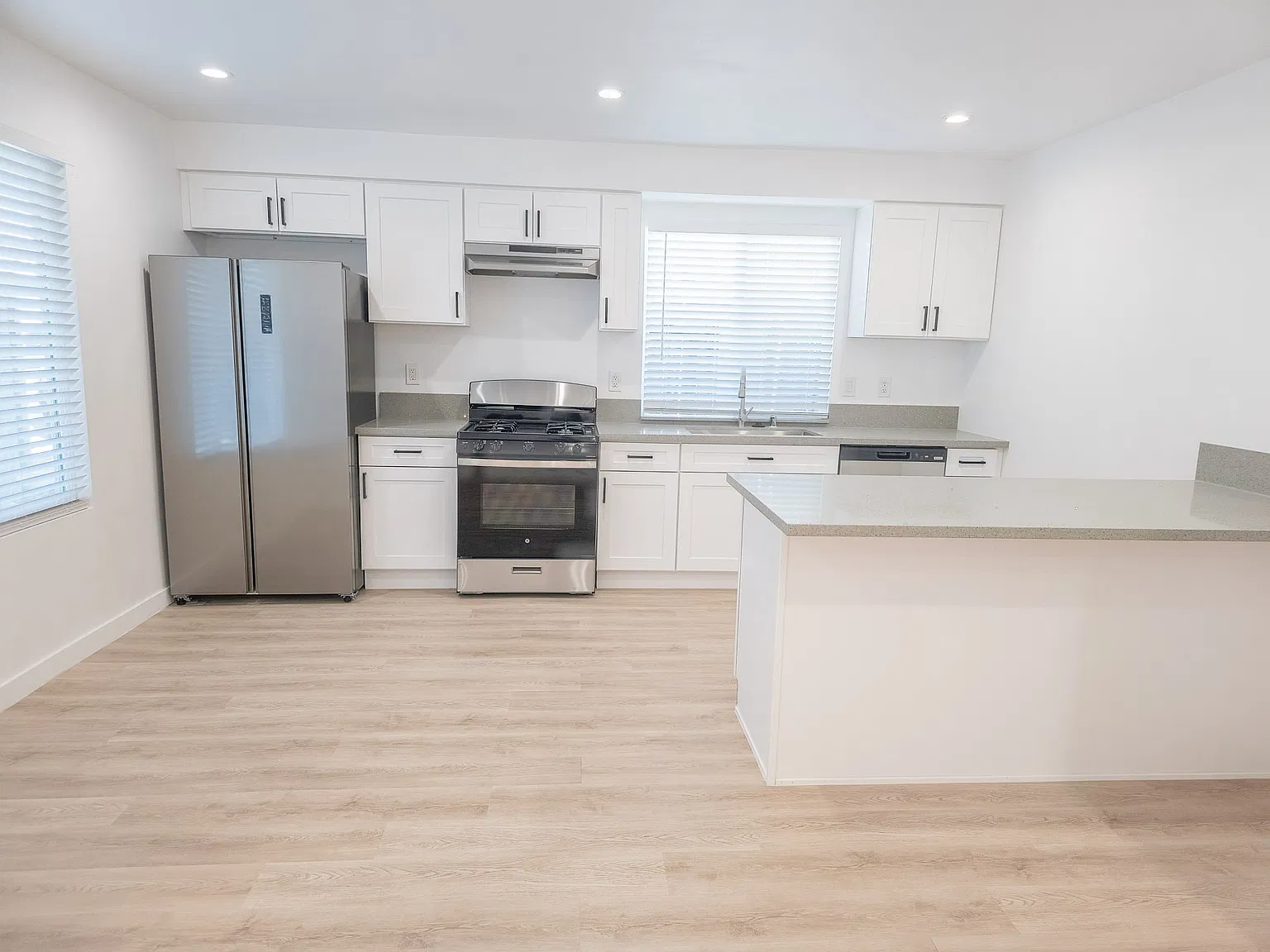 3 bed, 1000 sqft, $3,375 — Photo 2