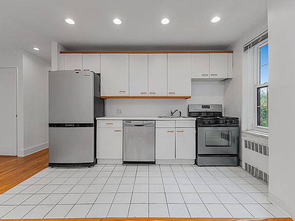 2nd image of 140-35 Burden Cres #608