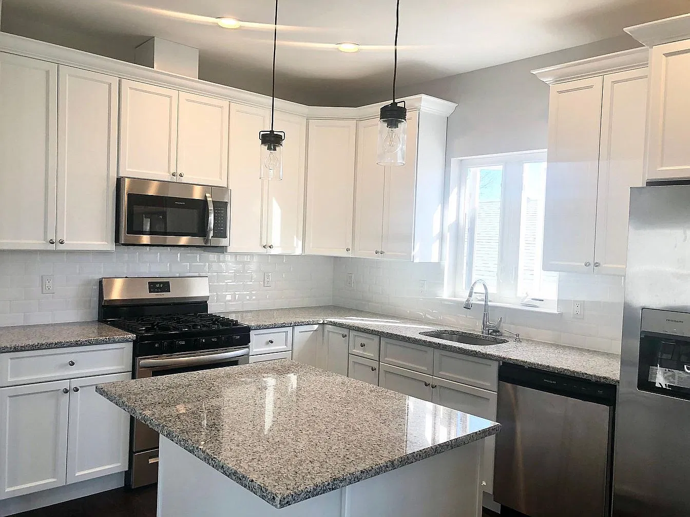 3 bed, 1325 sqft, $3,300 — Photo 2