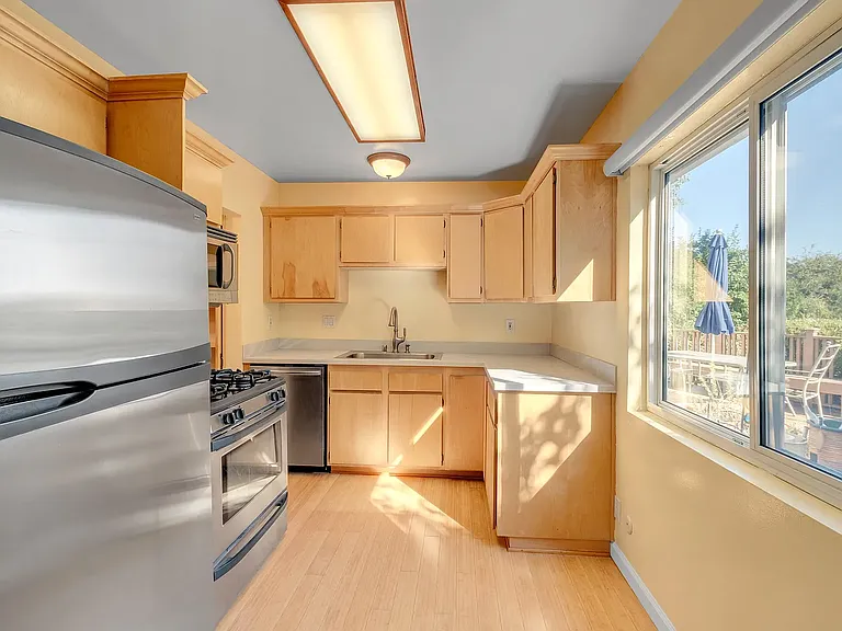 2307 Silver Ridge Ave — Photo 5