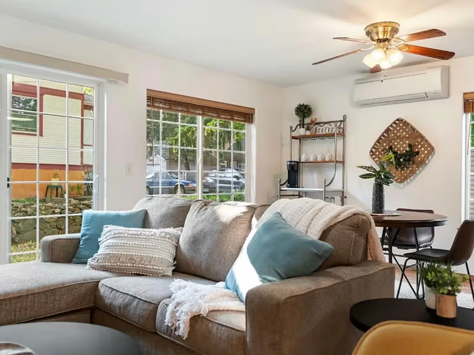 3 bed, 2.5 bath, 1658 sqft, $2,500 — Photo 3