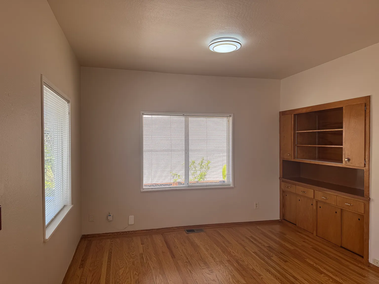 3 bed, 1.5 bath, 1050 sqft, $5,600 — Photo 3