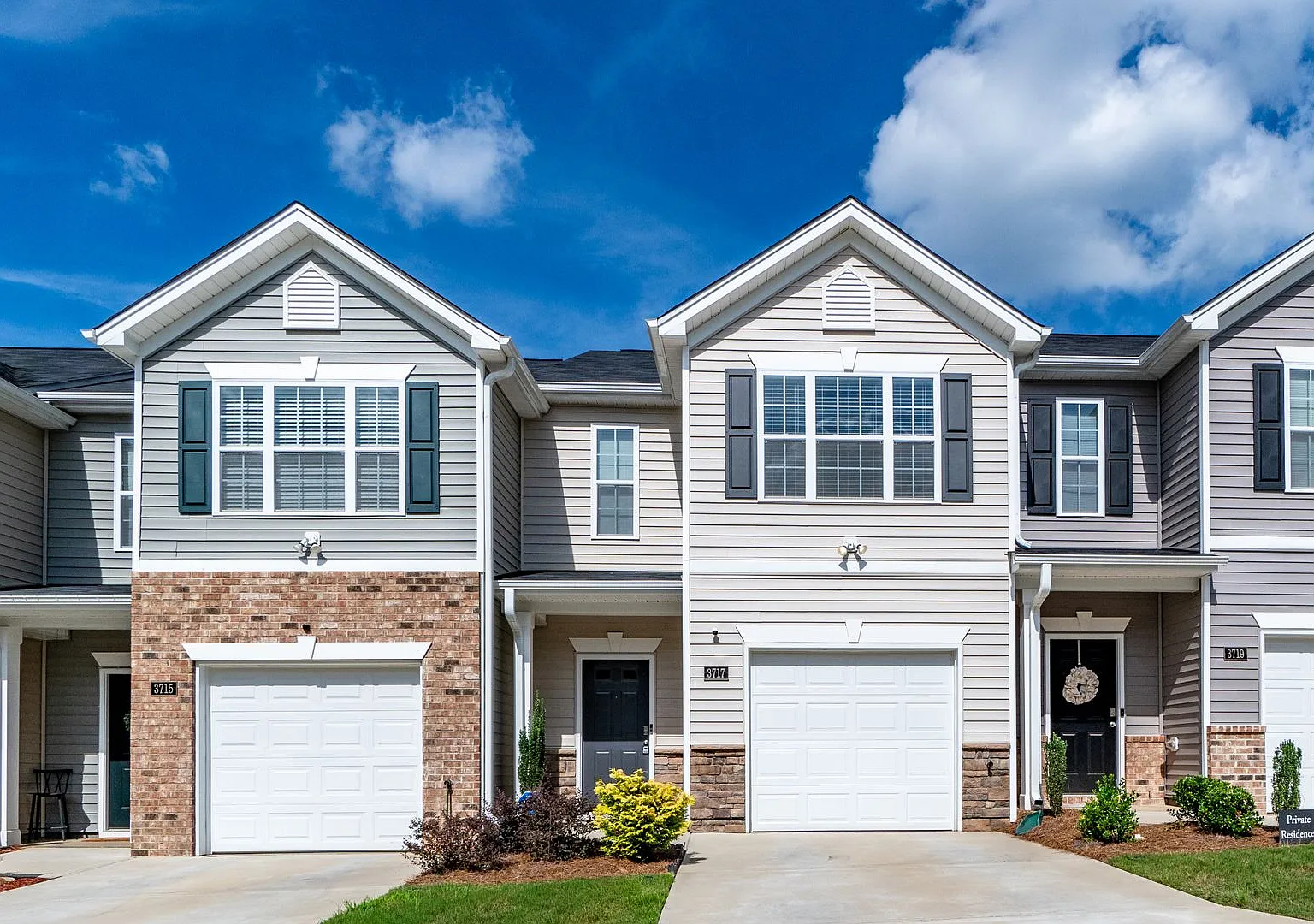 Townhome in a great location! — Photo 1