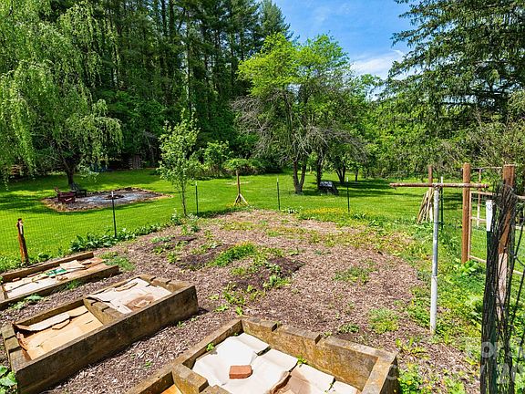12th image of 1492 Murray Rd