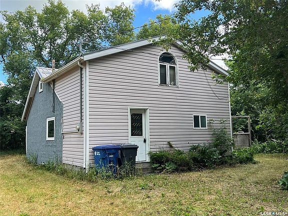 2nd image of 506 Gonczy AVENUE