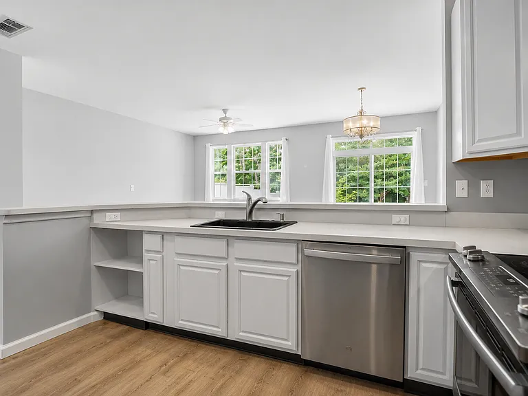 100 Pine St #5 — Photo 5