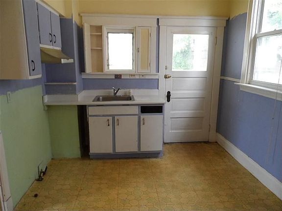 3rd image of 4921 Forest Ave