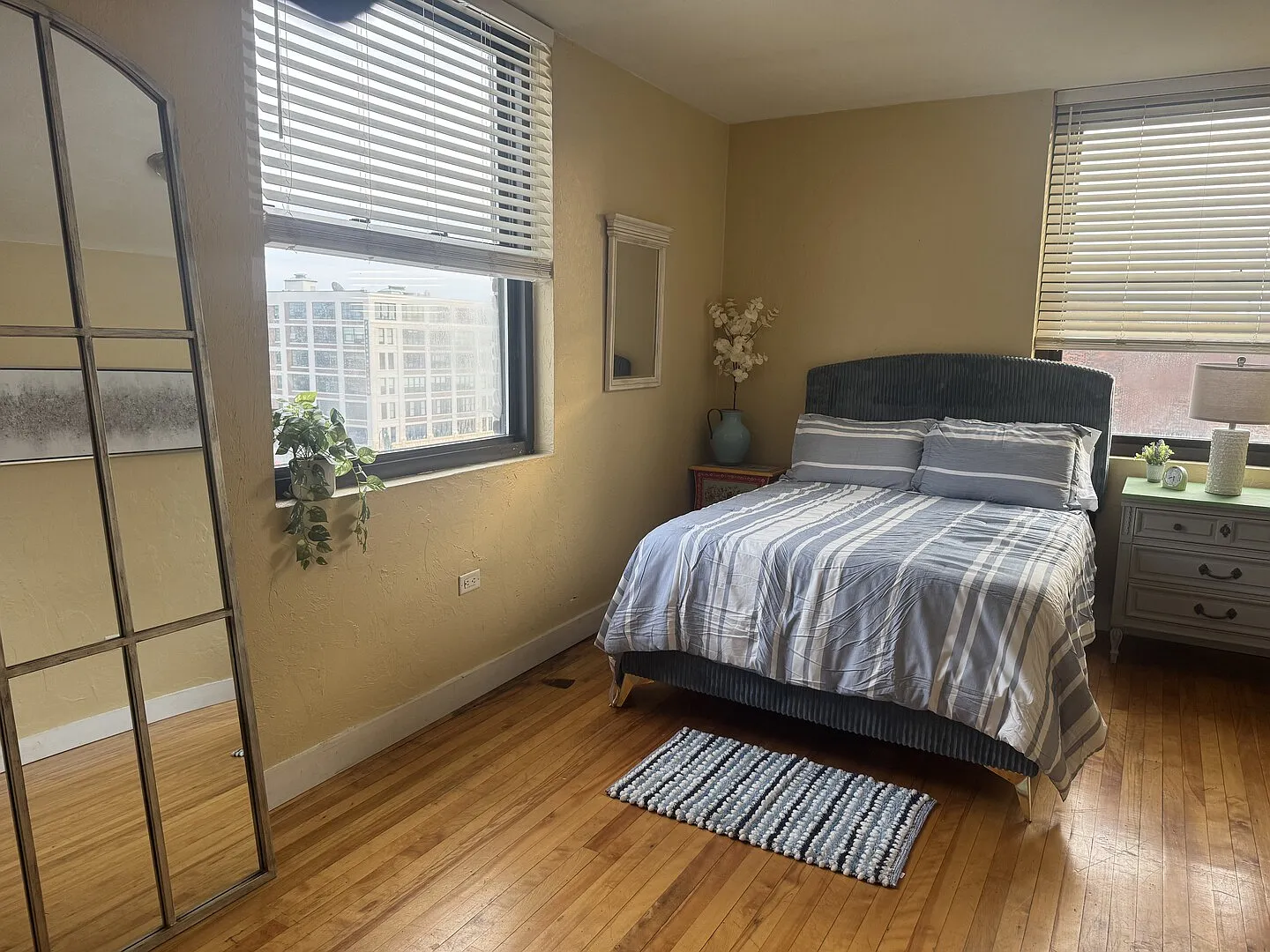 Comfortable and Convenient Downtown location — Photo 3