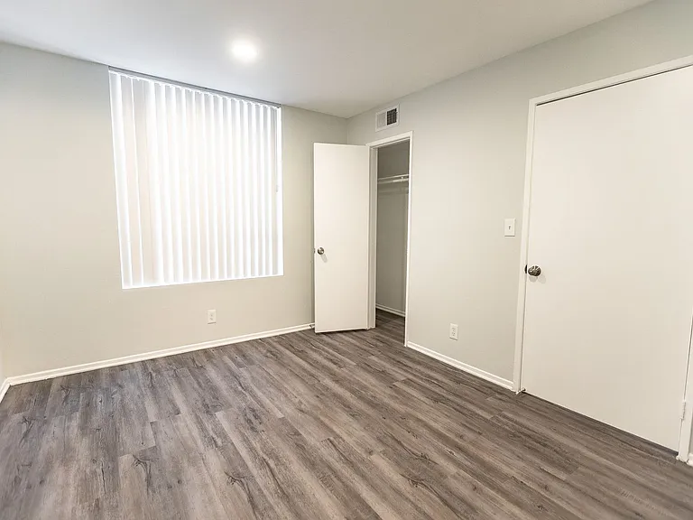 314 South Manhattan Place — Photo 28