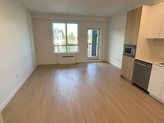 2nd image of 2450 Garden Dr #324