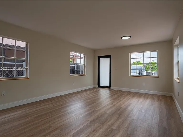 370 Flagami Blvd — Photo 6