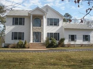 3 Meadowbrook Ln, Riverhead, NY 11901