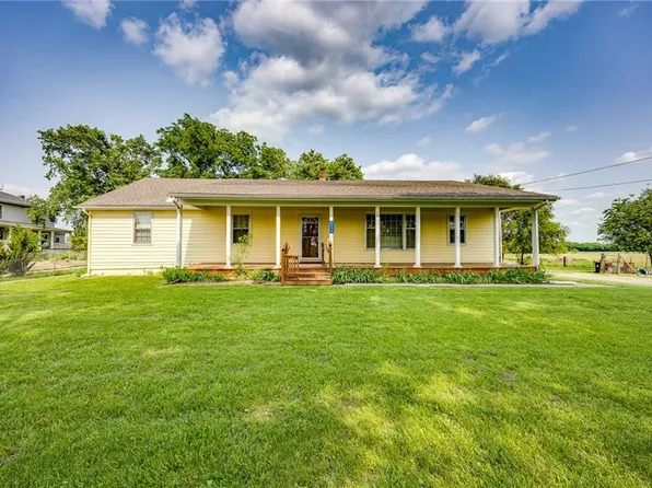 1110 E 1600th Rd, Lawrence, KS 66046