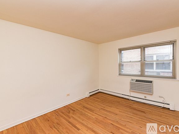 3rd image of 521 W Briar Pl #313