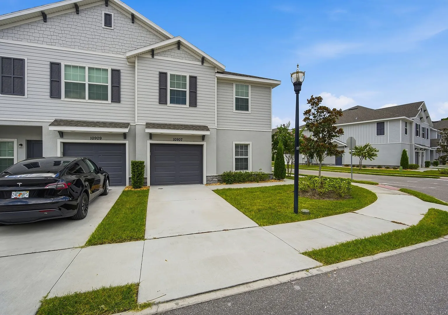 Welcome home to this pristine, never-lived-in townhome! — Photo 2