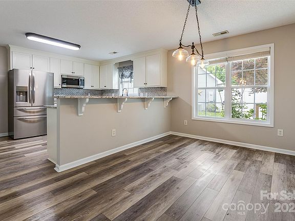 3rd image of 406 Llewellyn St