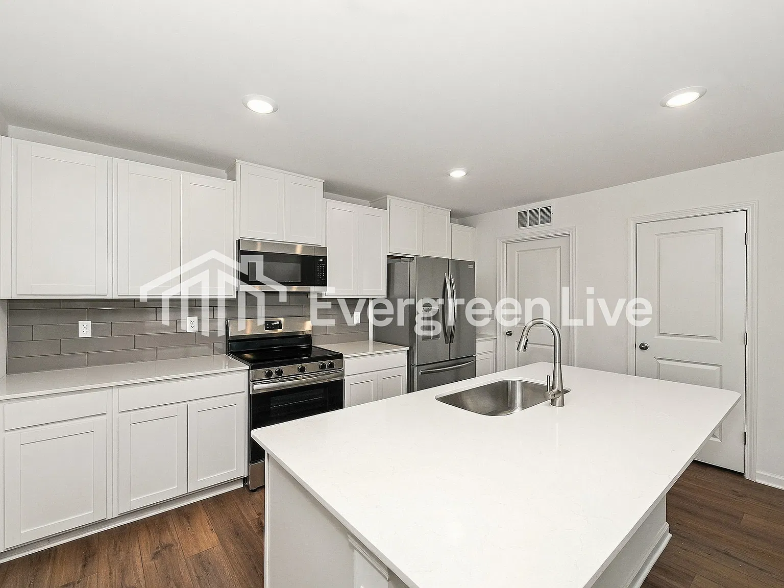 4 bed, 2.5 bath, 2307 sqft, $1,940 — Photo 3