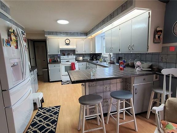 4th image of 8 Hideaway Ln #A