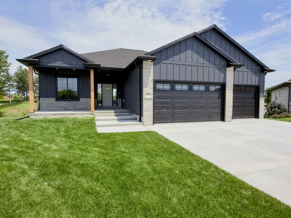 3711 25th Avenue Pl, Kearney, NE 68845