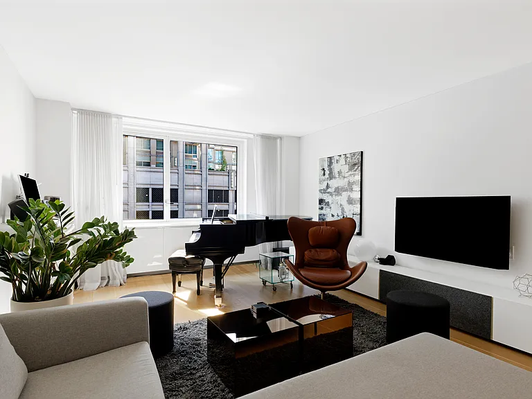 301 W 53rd St #4H — Photo 2