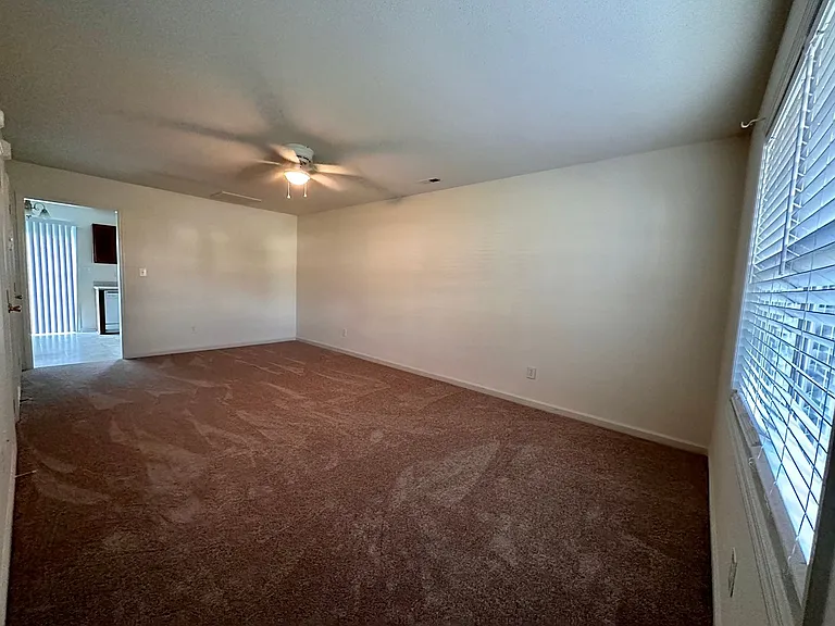 105 E Coopers Ct — Photo 3